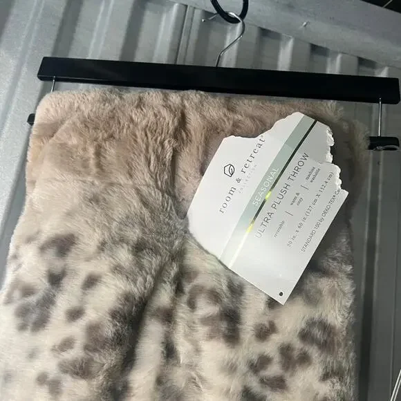 Room & Retreat BRAND NEW  Snow Leopard  blanket Throw blanket - Picture 4 of 4
